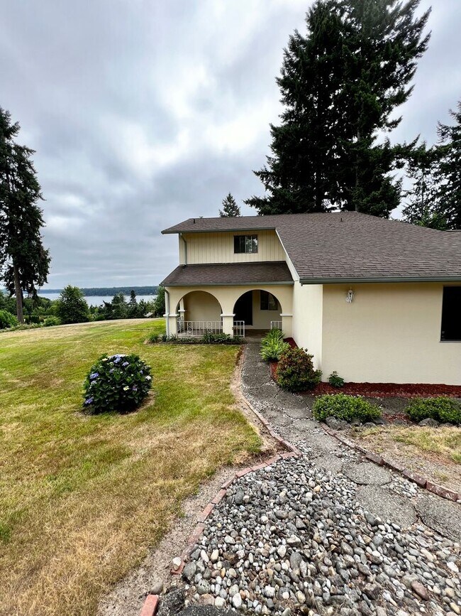 Building Photo - Beautiful home with a view in Bremerton.