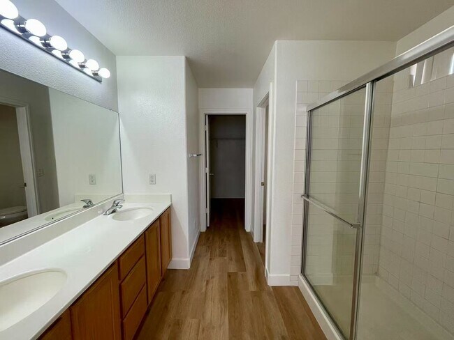 Building Photo - Sweet 2 stories single-family house with 4 bedrooms