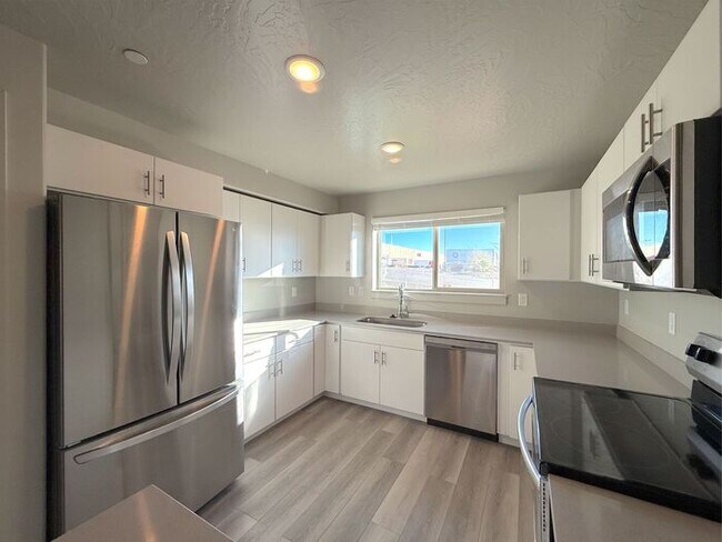 Building Photo - 2 bed, 1 bath Condo