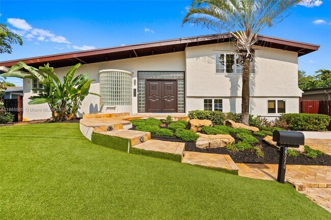 Primary Photo - 2530 Okeechobee Ln