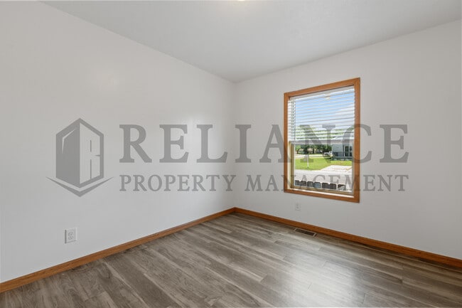 Building Photo - 305 S Elm St