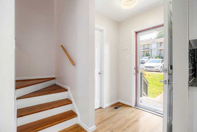 Building Photo - Charming 2 Bedroom/1 Bath Townhome in Henr...