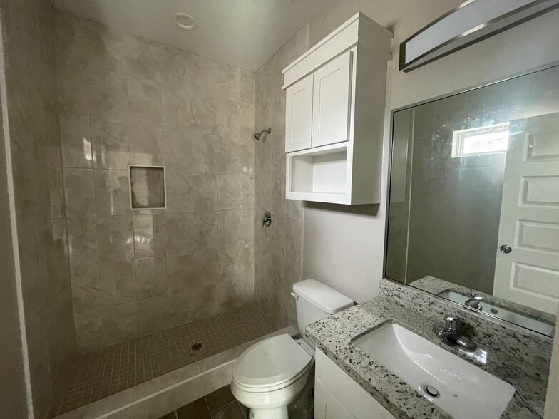 Full tiled shower - 6886 Los Arboles
