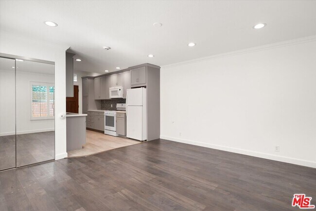 Building Photo - 2002 Kelton Ave