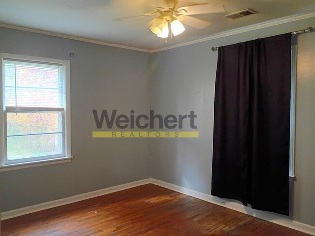 Building Photo - Spacious 4-Bed Home with Fenced Backyard