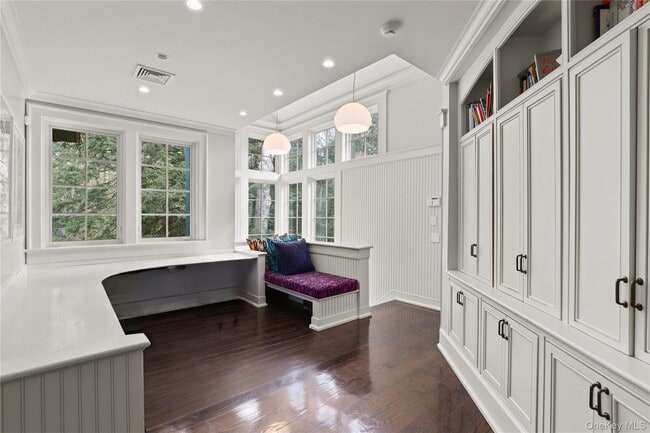 Building Photo - 10 Upland Rd N