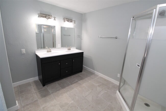 Building Photo - 15510 Cypress Garden Dr