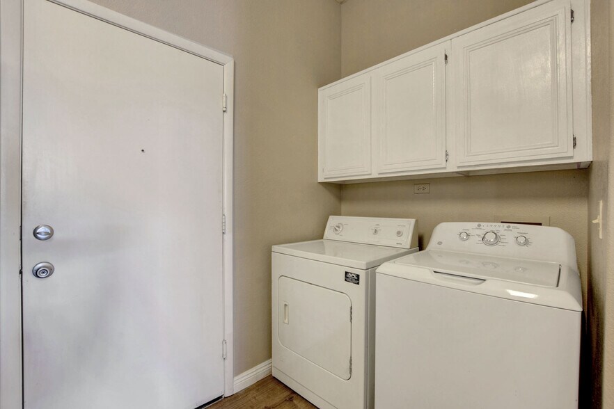 Building Photo - 2890 Red Rooster Ct