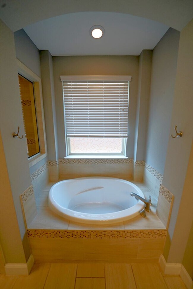 Building Photo - Executive Style Rental Now Available in Bo...
