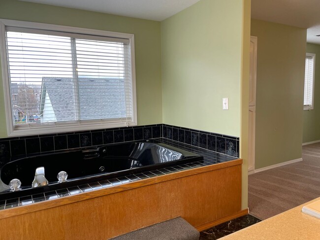 Building Photo - Spacious 5 Bedroom Home! Granite Counters! Pet friendly! Tons of Room for Entertaining!