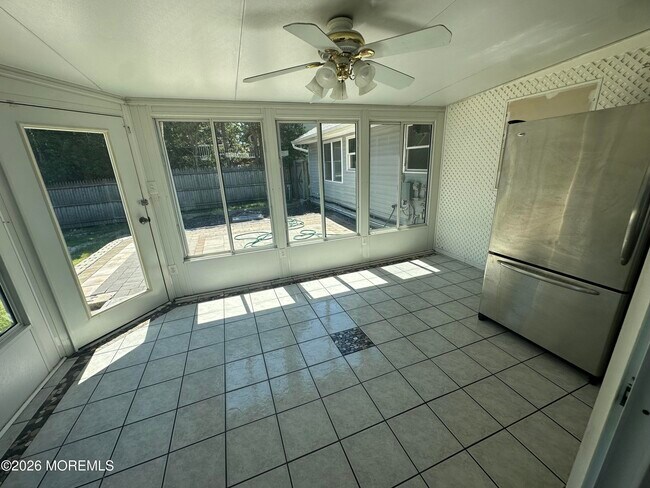 Building Photo - 10 James Hollow Dr