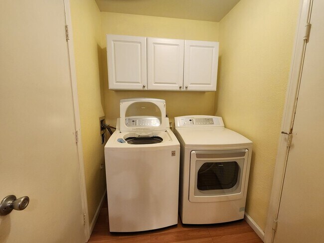 Building Photo - Modern Comfort in the Heart of Summerlin!