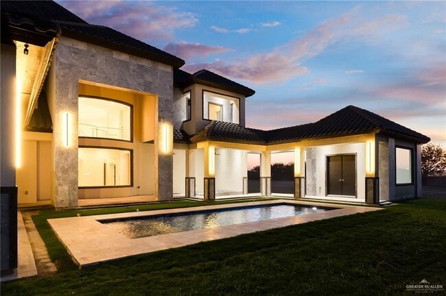 Building Photo - 45 Travis St