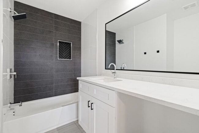 Building Photo - River Crossing Townhome - 2Bd-2.5BA - Redone to the Nines -  W/D - Resort Pool