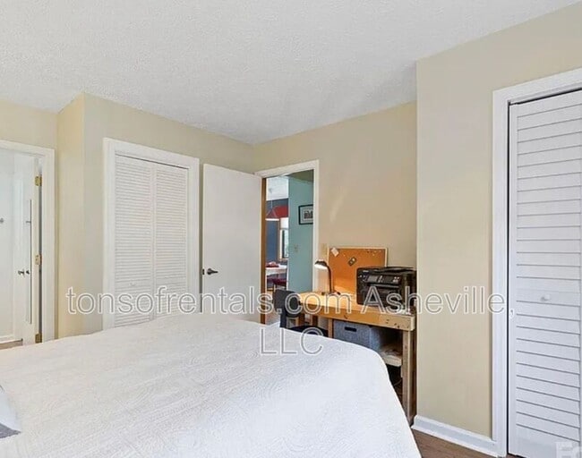 Building Photo - 581 Courtwood Ln