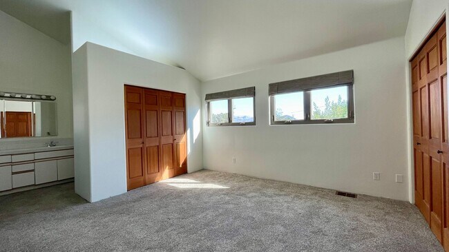 Building Photo - 591 Bluerock Dr