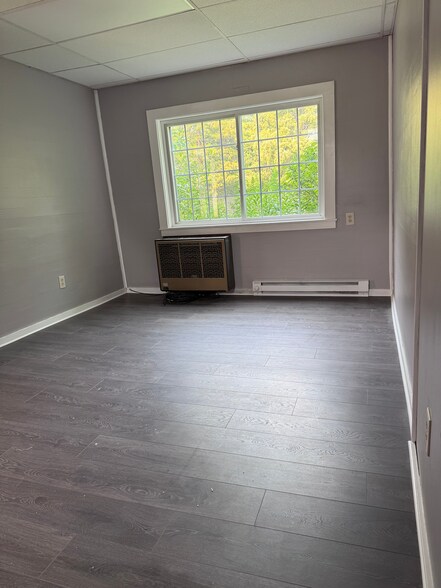 Bed - 906 West Ave
