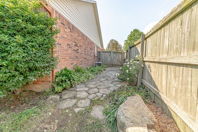 Building Photo - Beautiful Bentonville Home!
