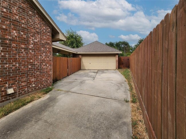 Building Photo - 2546 Acadiana Ln