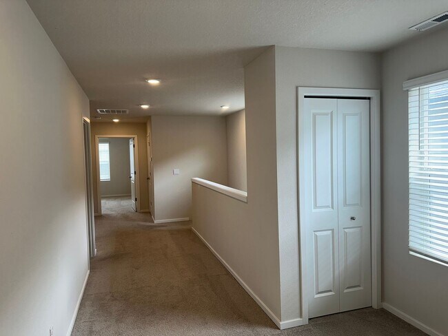 Building Photo - Newer 4 bedroom 2.5 bathroom house!