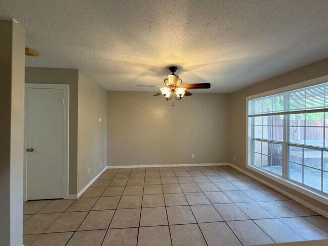 Building Photo - 358 Valley Park Dr