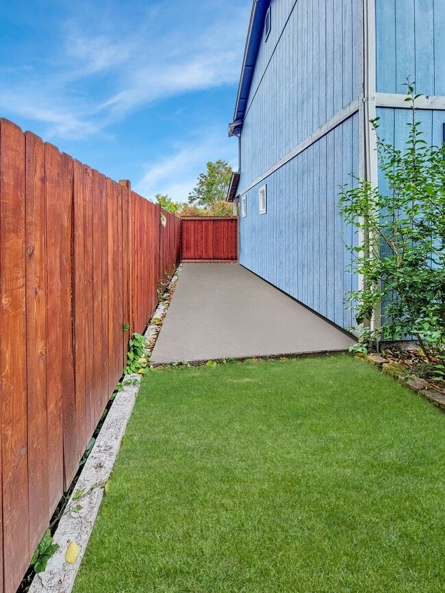 Building Photo - Beautiful N Bennett Street Home