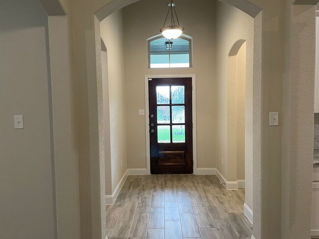 Building Photo - 4 Bedroom in Gruene Field / 1 Mile to Grue...