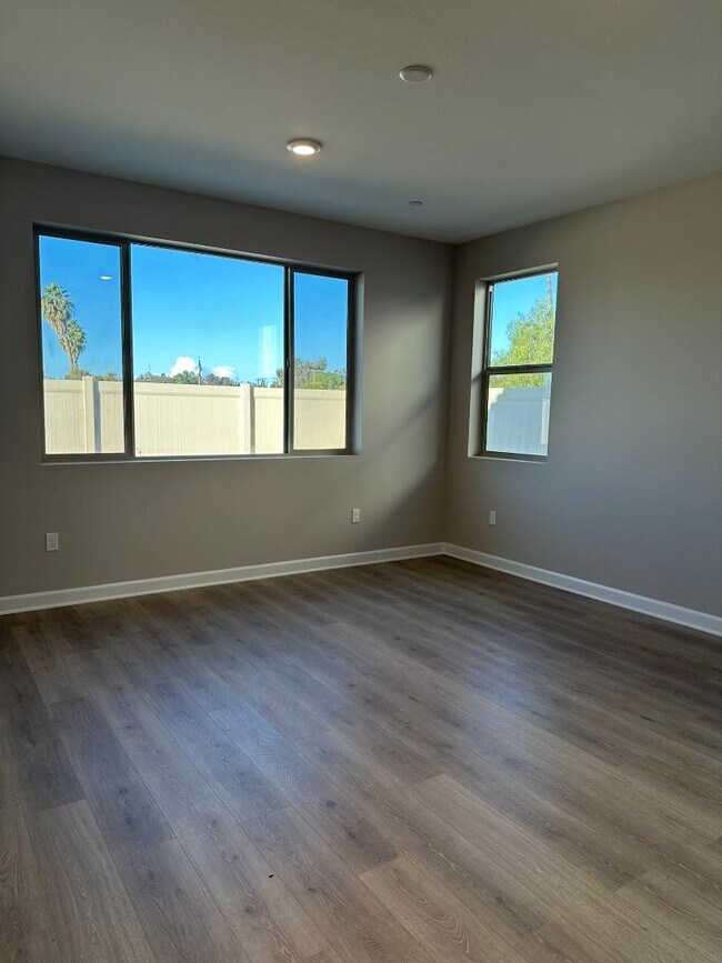 Building Photo - 2055 Woolem Pl