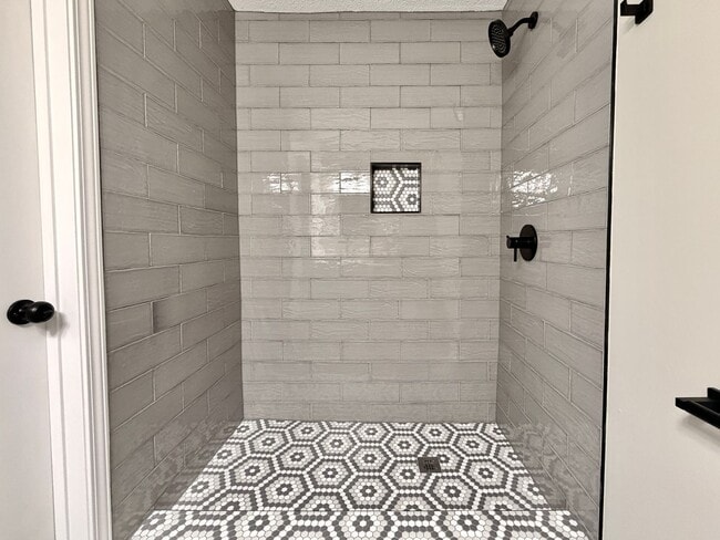 Building Photo - Newly Remodeled 3/2 Jenks Home