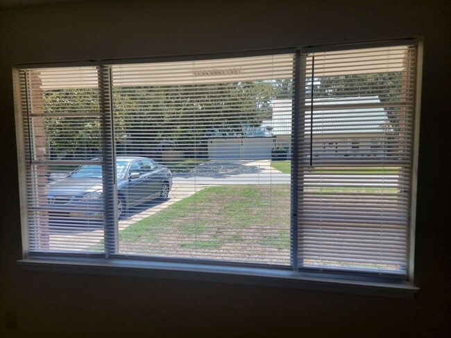 Building Photo - 3 BD 1.5 BA Ocean Springs Rental in the Go...