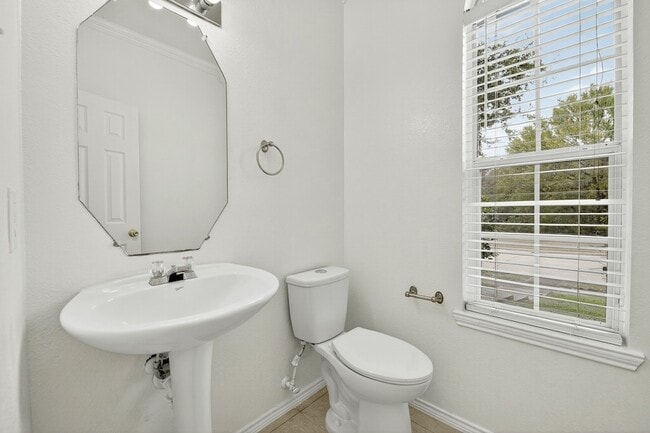 Building Photo - 1006 Hidden Creek Dr