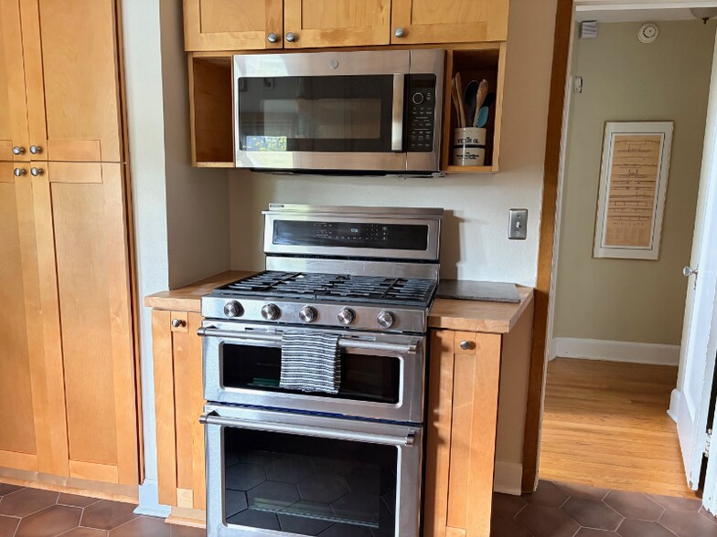 Building Photo - 4325 NE 42nd Ave