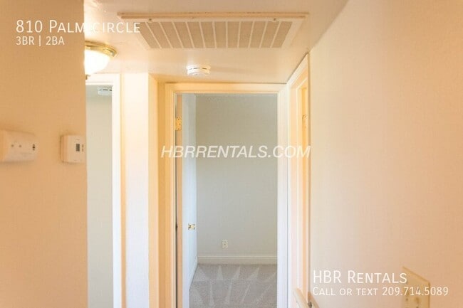 Building Photo - 810 Palm Cir