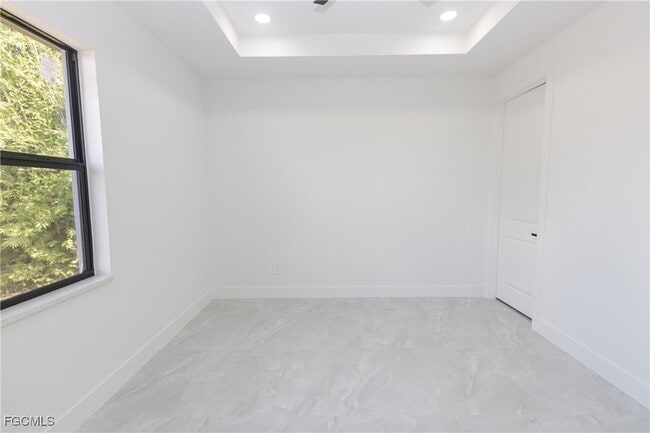 Building Photo - 849 Duplex St E