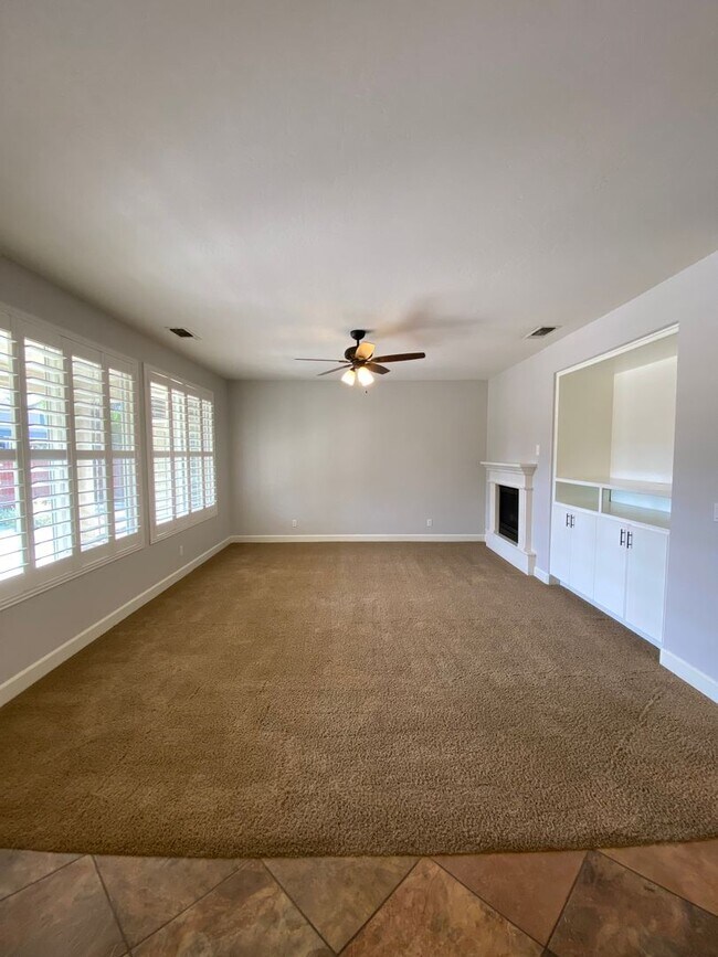 Building Photo - NW Visalia Home Rent Ready! !