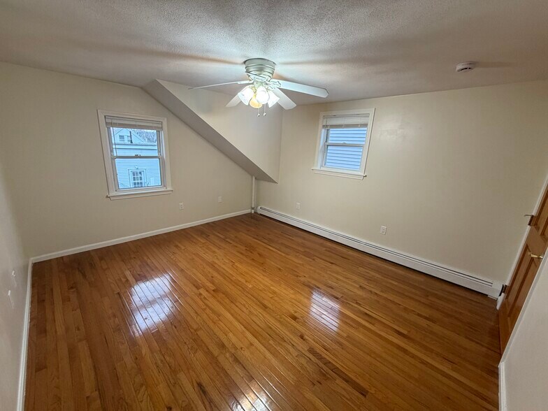 Building Photo - 67 Oak St