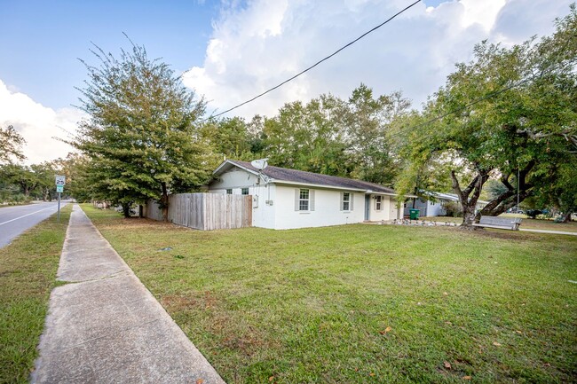 Building Photo - Adorable Rental Near Downtown Ocean Springs!