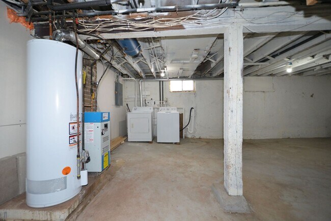 Building Photo - 3-bedroom, 1-bathroom***Available