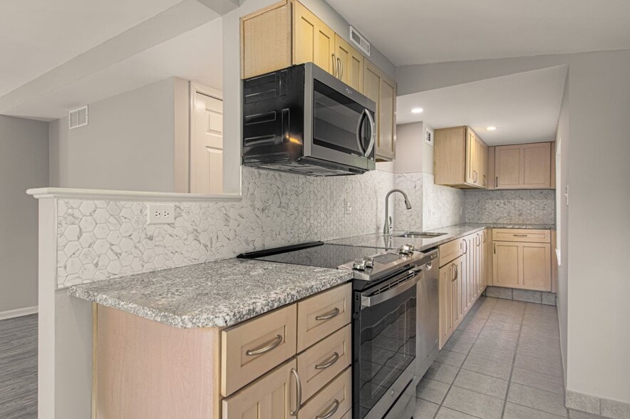 Building Photo - 3138 W 43rd Ave