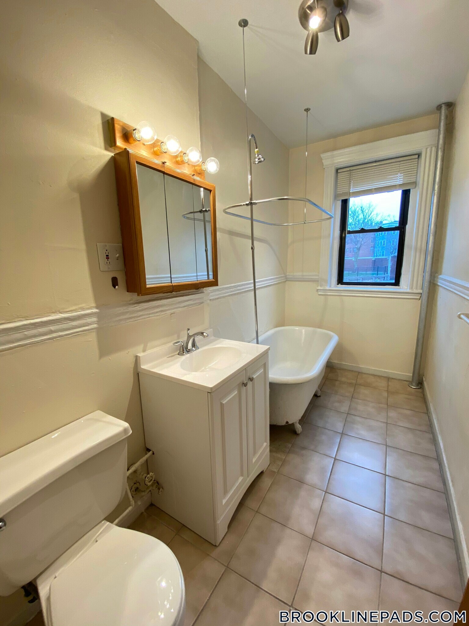 Building Photo - 364 Riverway