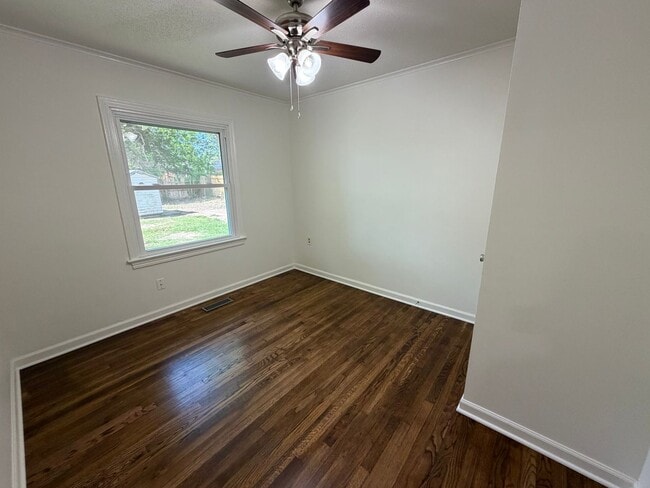Building Photo - Bright, Updated 3 Bedroom Home with Modern Finishes