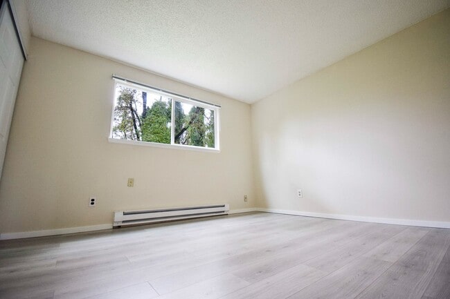 Building Photo - Newly Updated 2 BR Townhouse Apartment in SW Portland!