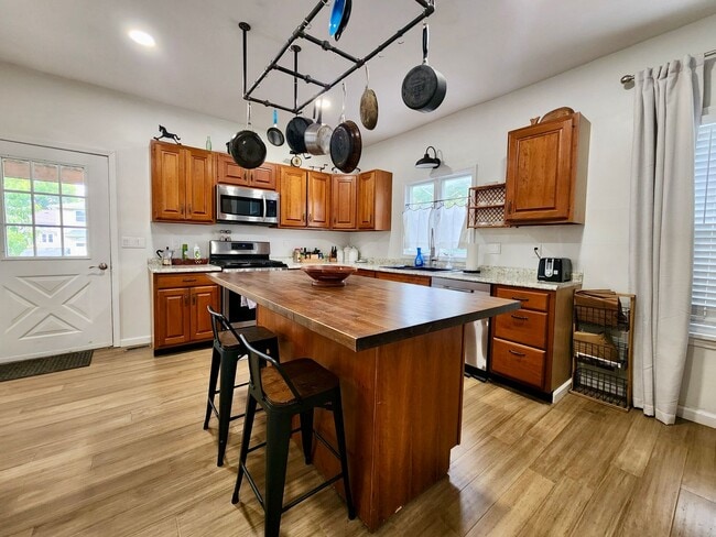 Building Photo - 4 bed 2.5 bath House | East Rochester | First Floor Laundry Hookups | Front and back covered porch