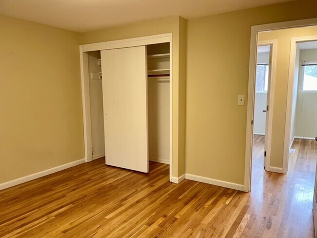 Building Photo - Charming 4 Bed 2 Bath Tri-level in Eastgate, Bellevue