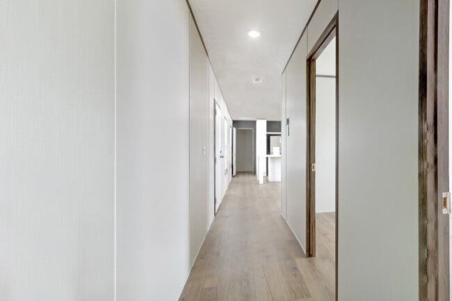 Building Photo - 750 Silent Valley Rd