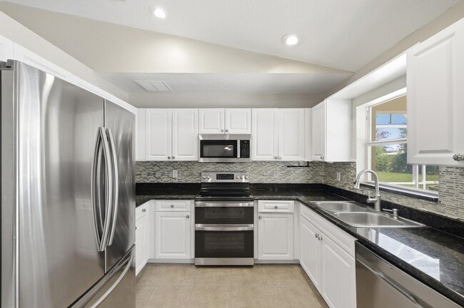 Building Photo - 1707 SE Manth Ln