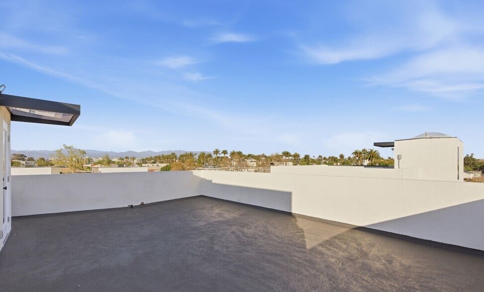 Building Photo - 2835 S Redondo Blvd