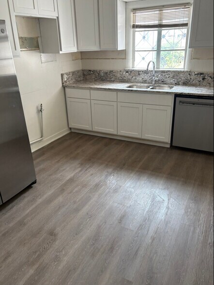 Building Photo - 1038 Buena Vista Dr SE