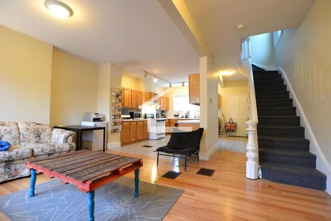 Building Photo - No Brokers Fee, In-Unit Washer and Dryer, Pets Friendly Unit, Eat-in Kitchen, Backyard