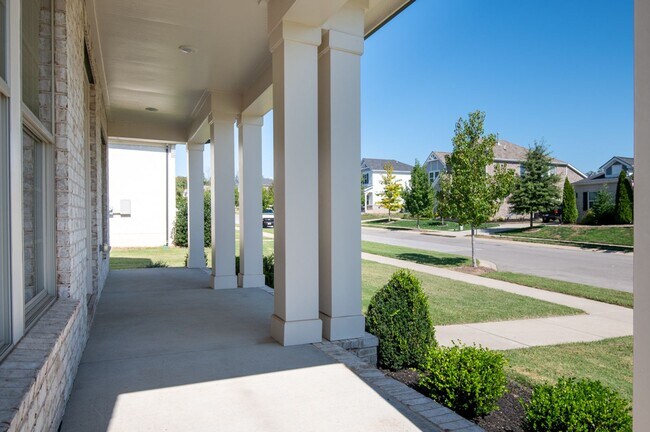 Building Photo - 797 Ravensdowne-